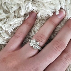 Flower diamond ring
